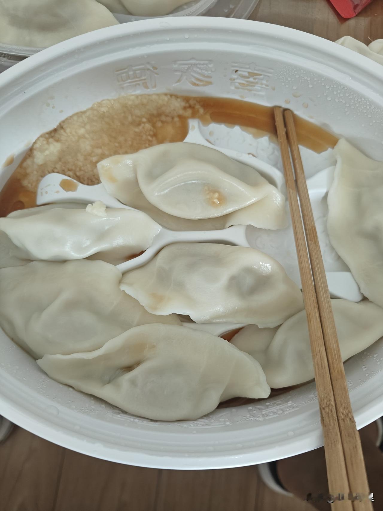 喜家德的水饺确实好吃，不过也确实贵！差不多一个两块钱[捂脸]

不过人多吃这个水