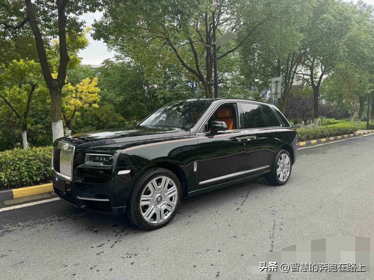 终于知道为什么有钱人都喜欢买劳斯莱斯了，安全系数是真的高，气囊都弹出来了当事人一