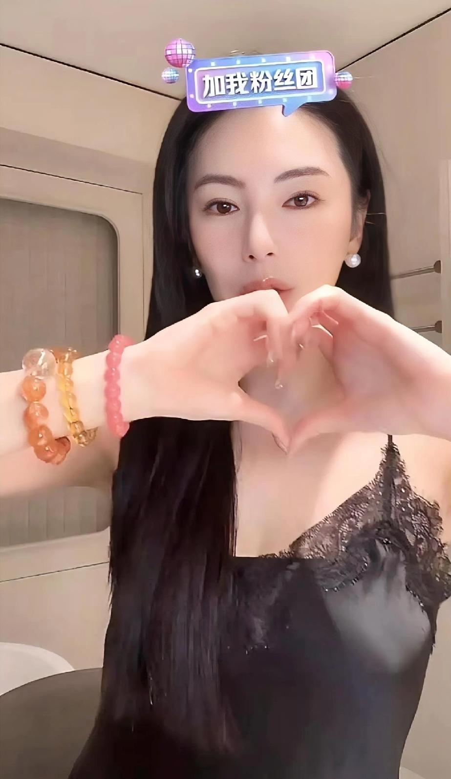 张雨绮，不害羞吗？
直播卖内衣裤[笑哭]
毕竟是个大明星，卖这么私密的东西，不过