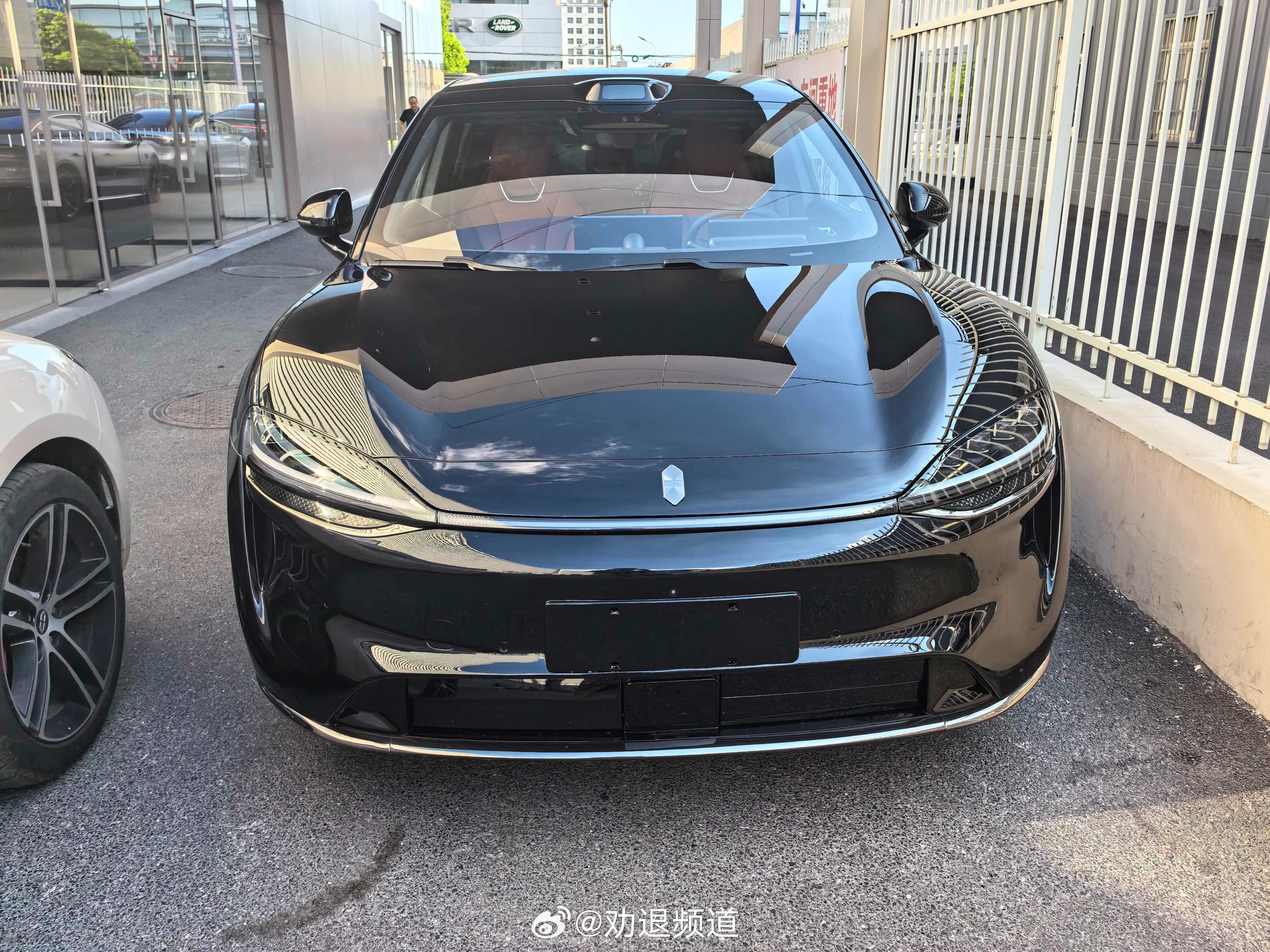 新智界 R7 实车来了L3 级别的硬件已就位～不知道老车主能不能加装鸿蒙智行 ​