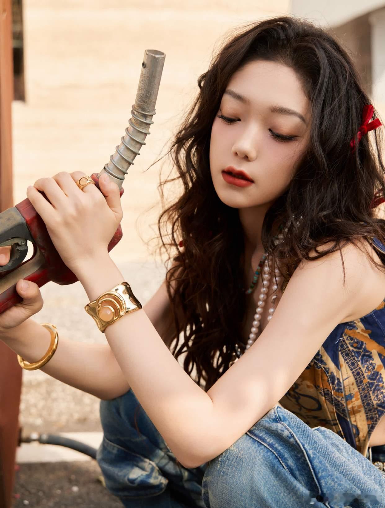 希林娜依高，卷 curls 带着一丝随性，穿着那双牛仔裤，真是兼具帅气与美丽的小