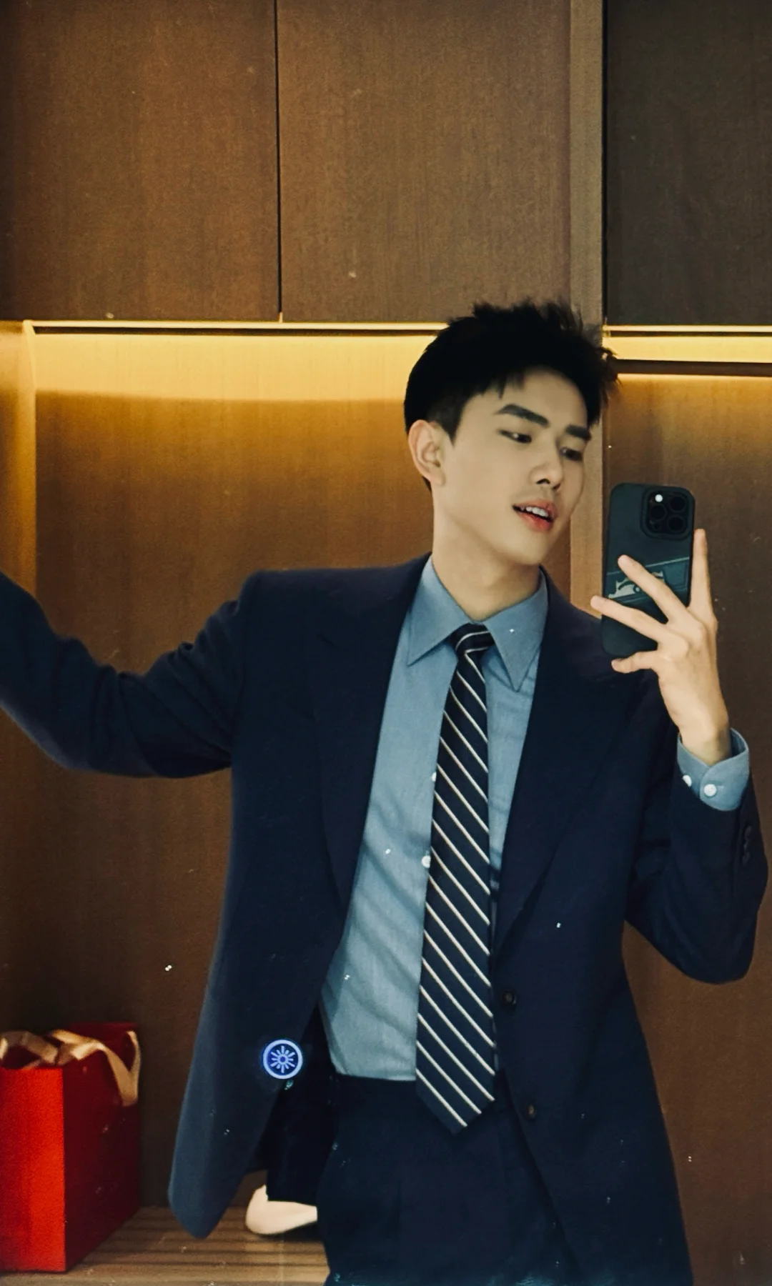 主持人还是得穿正装