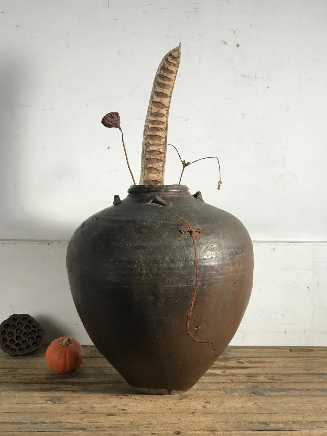 四耳大肚罐，钜钉铁水绣花纹；花艺插花花瓶。