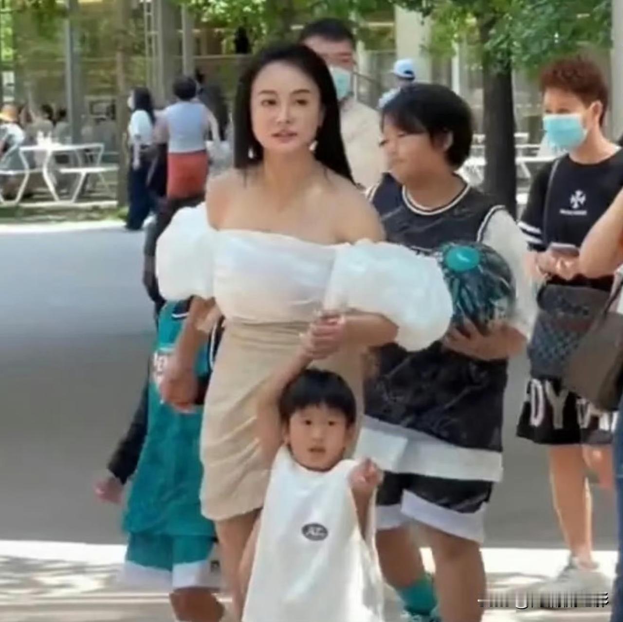 难怪邹市明屡次吐槽冉莹颖的穿搭审美，这场亲子出行的造型实在不合时宜。出席带娃的亲
