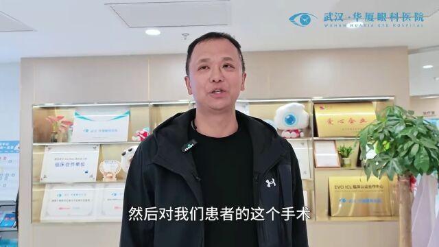 43岁的王哥站在山脊上，风像刀子一样刮过来。他眼前一片白雾，什么也看不清。
脚底