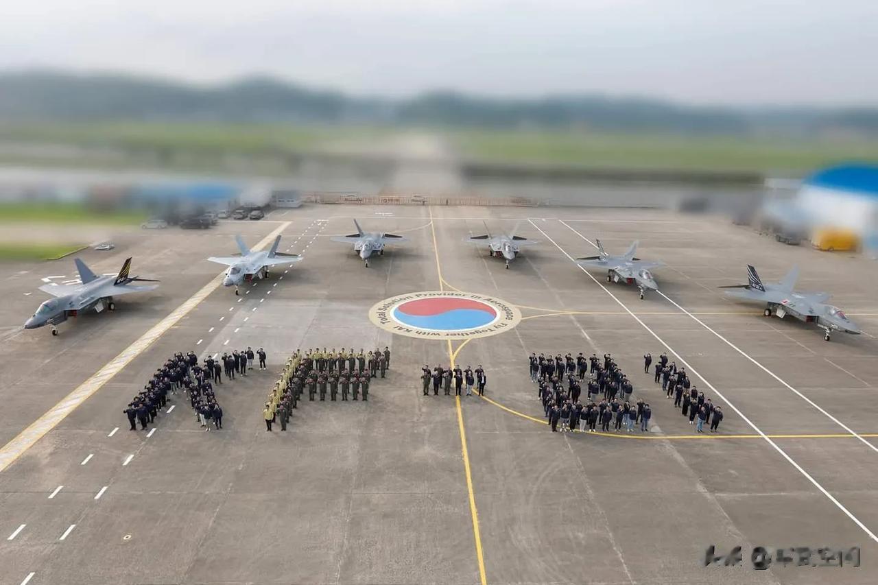 牛逼！韩国KF-21“猎鹰”五代机已造6架，不愧是宇宙第一强国。
该型战机在首飞