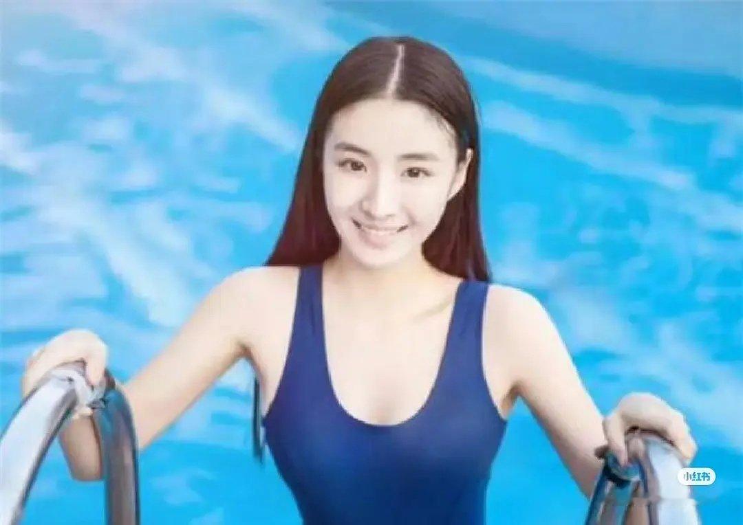 王楚然出道前照片跟现在相比变化挺大的，眼睛和鼻子都不一样 ​​​