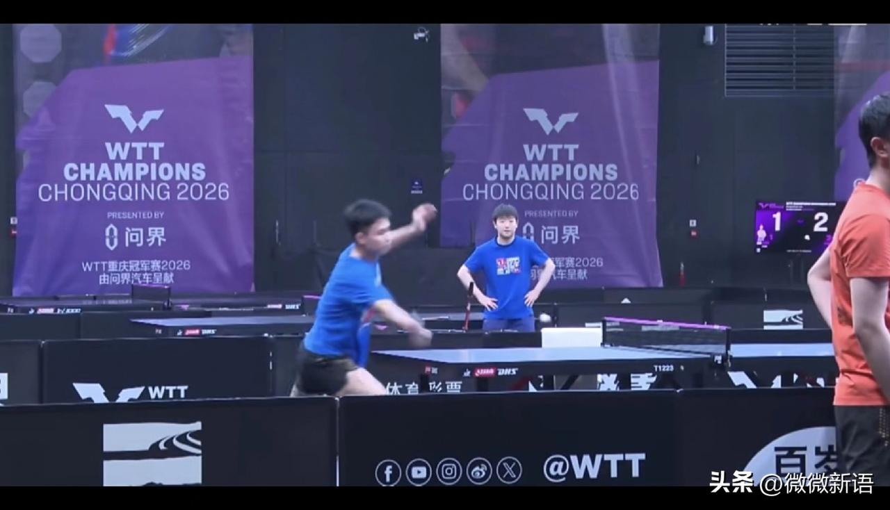 莎莎和蒯曼一起合练了，一会儿温瑞博和邱党的比赛结束后，就是莎莎和蒯曼上场了，她俩