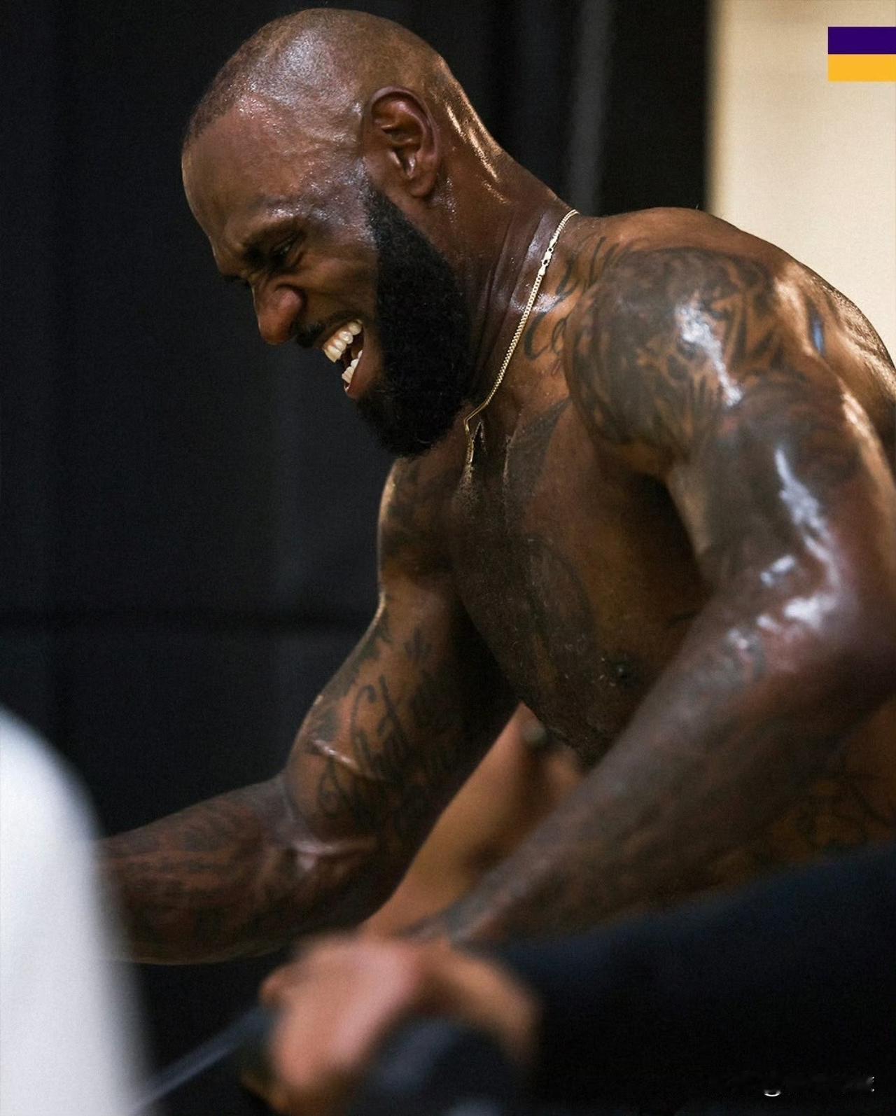 极致的自律！今天，湖人队官方晒出了詹姆斯训练时的照片，照片中的詹姆斯挥汗如雨，肌