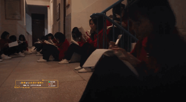 #看山花烂漫时梦回高三# 瞧这剧里的女高学子们，一个个跟小战士似的，真是让人既感