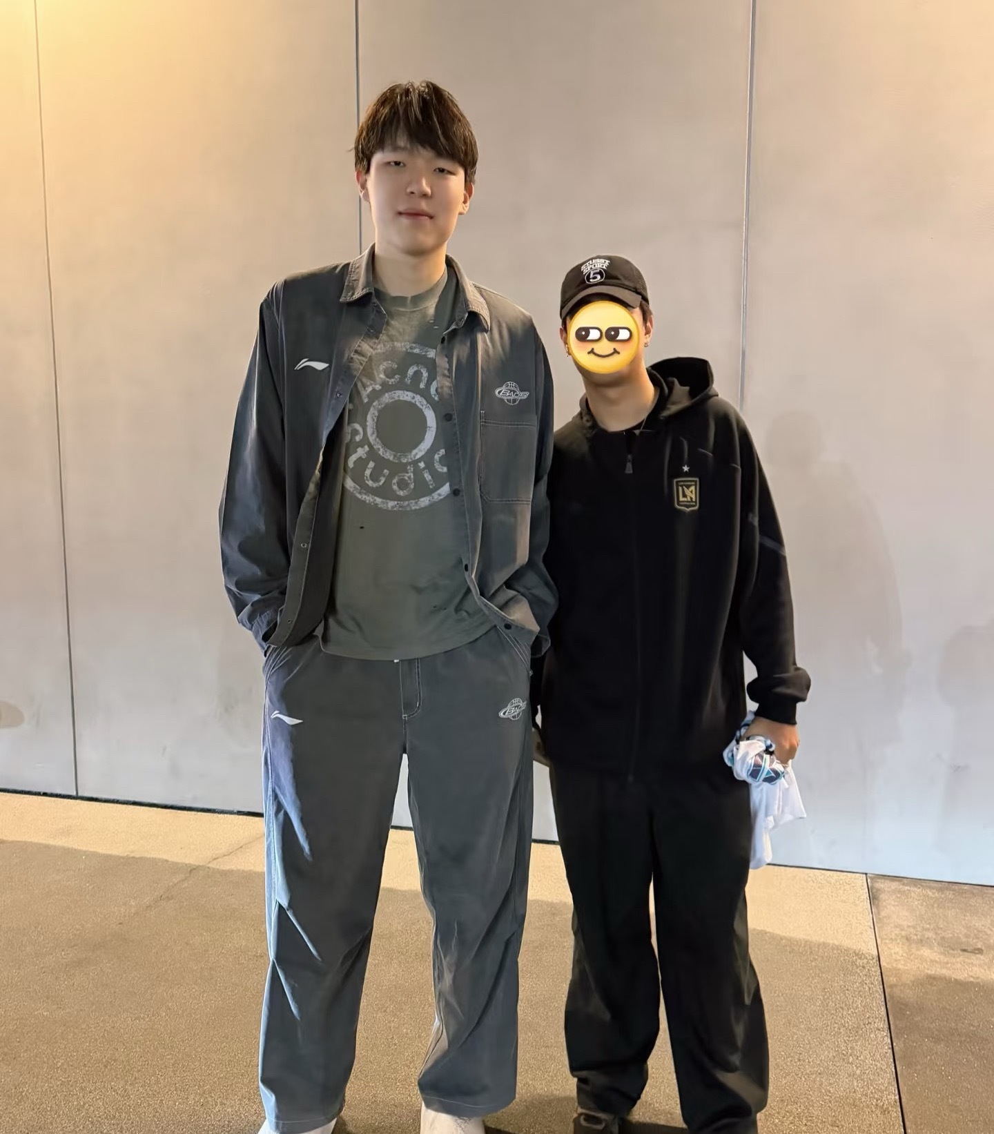 球迷偶遇杨瀚森 