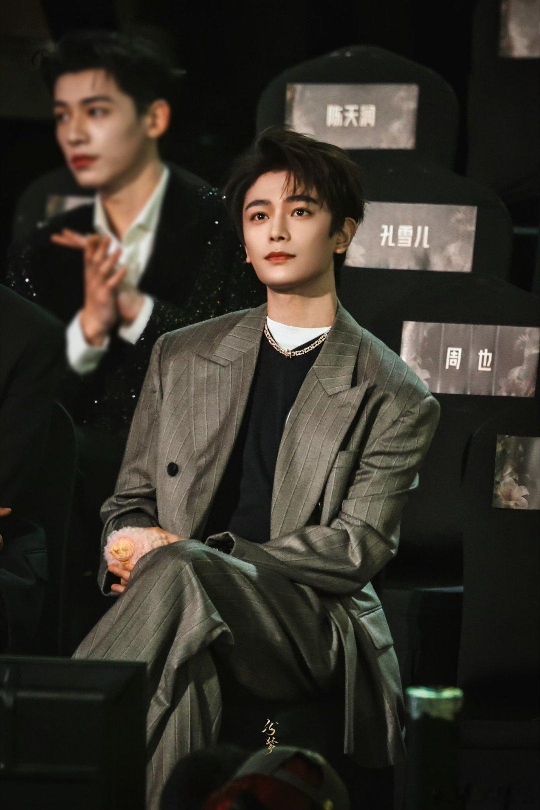 丁禹兮张海虾 dyx丁禹兮南部档案 冬日，雪花覆盖的屋檐下，冰凌如玉，闪烁着寒冷