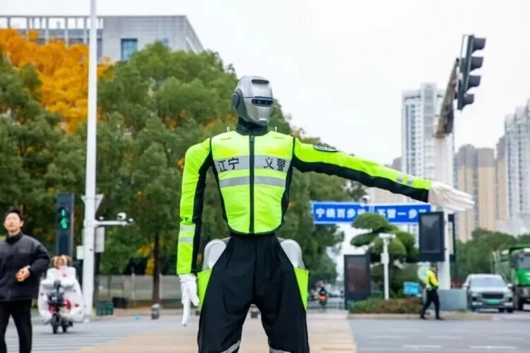 多伦科技携手众擎机器人布局智慧警务新赛道，“擎安机器人”落子南京建邺