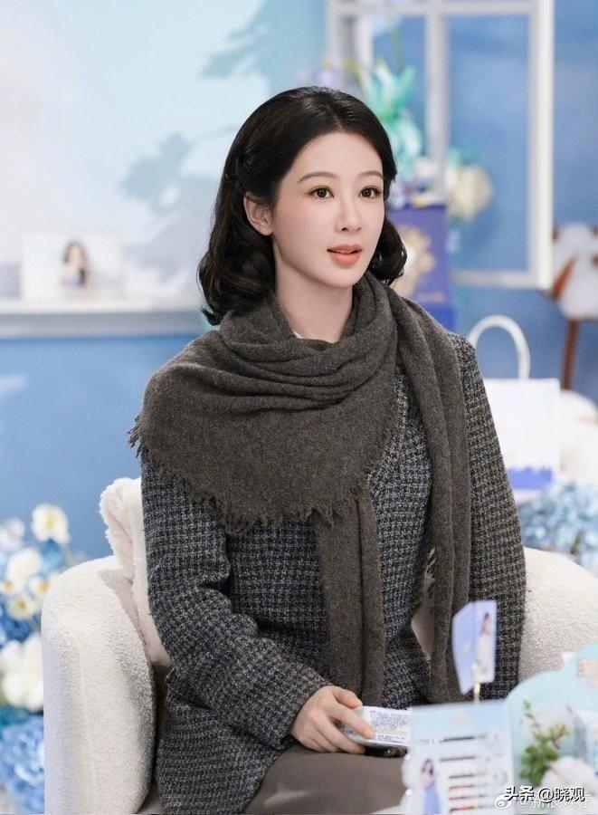 近日，杨紫在直播中被主持人问及“如何算爱自己”时，脱口而出“爱自己就要少吃、多睡