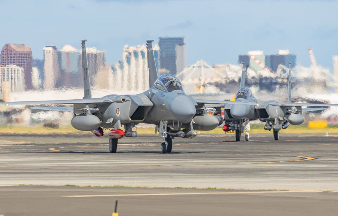 飞临嘉手纳的F-15EX EagleⅡ 004 005号机和F-15E ​​​