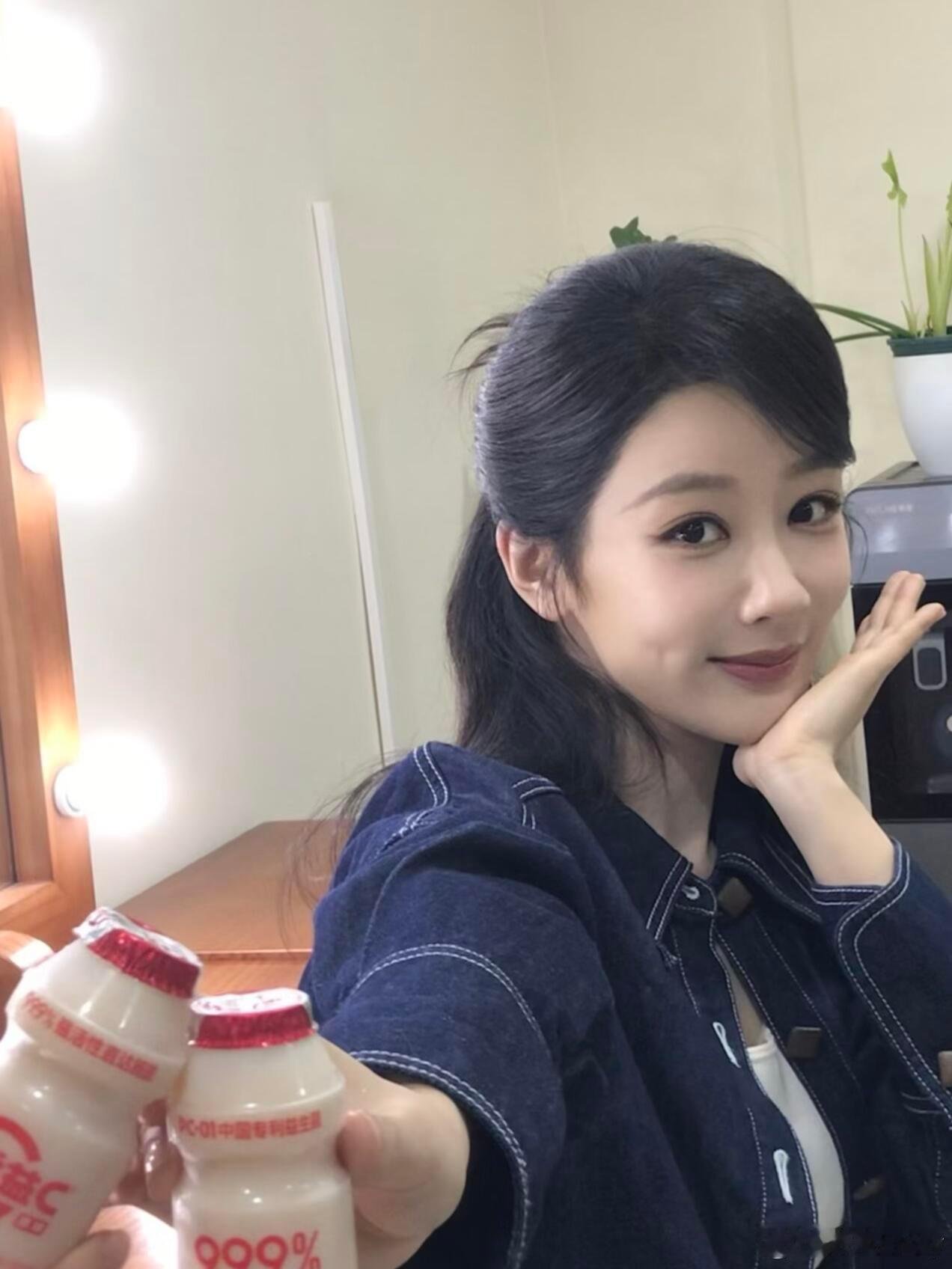 杨紫今日造型 2套私服穿搭、满满松弛感杨紫今日时尚来啦！2套私服穿搭，松弛感拉满