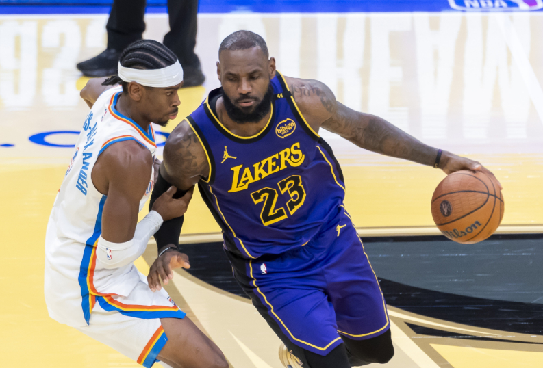 NBA次轮G4，湖人上半场以45-49落后雷霆。上半场比赛，詹姆斯出战18分43