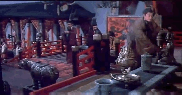 看图一还以为这个侍者在扶着宫灯原来在调节灯光明暗角度啊 ​​​