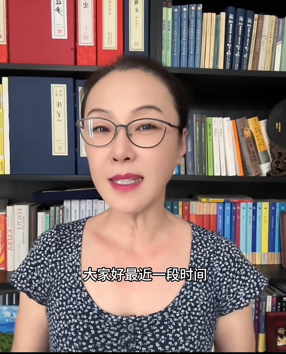 这是李国 庆的女朋友。确实比前妻漂亮。看上去知性优雅，精明能干。而且，从穿衣打扮
