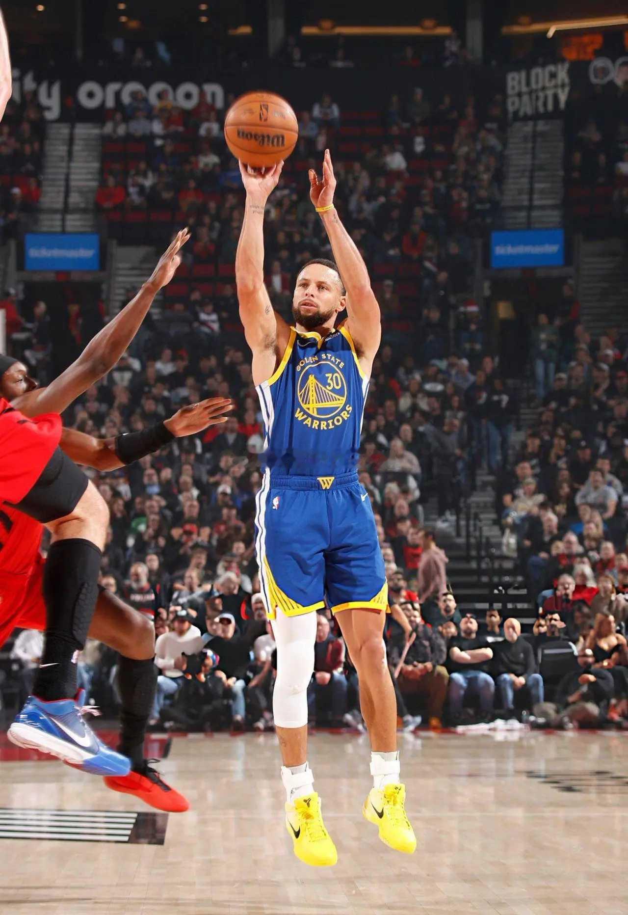 开拓者赛季三杀勇士结束三连败 库里12记三分空砍48分 NBA新赛季常规赛继续进