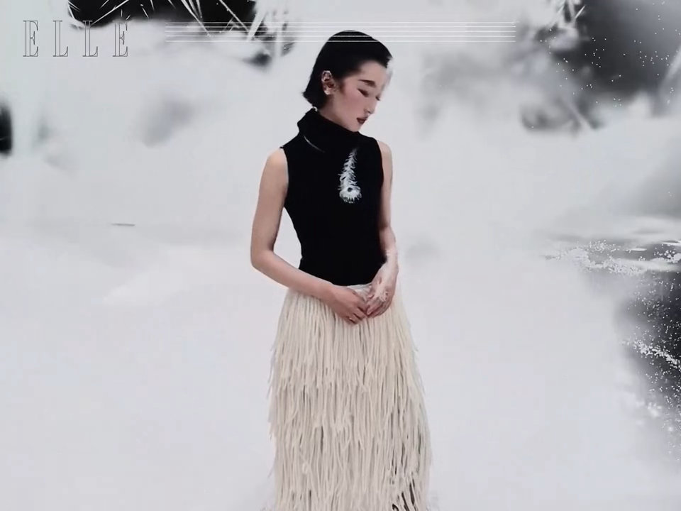 周冬雨湿发背头周冬雨金九连庄打破固有形象，湿发背头大胆尝试，周冬雨不局限单一风格