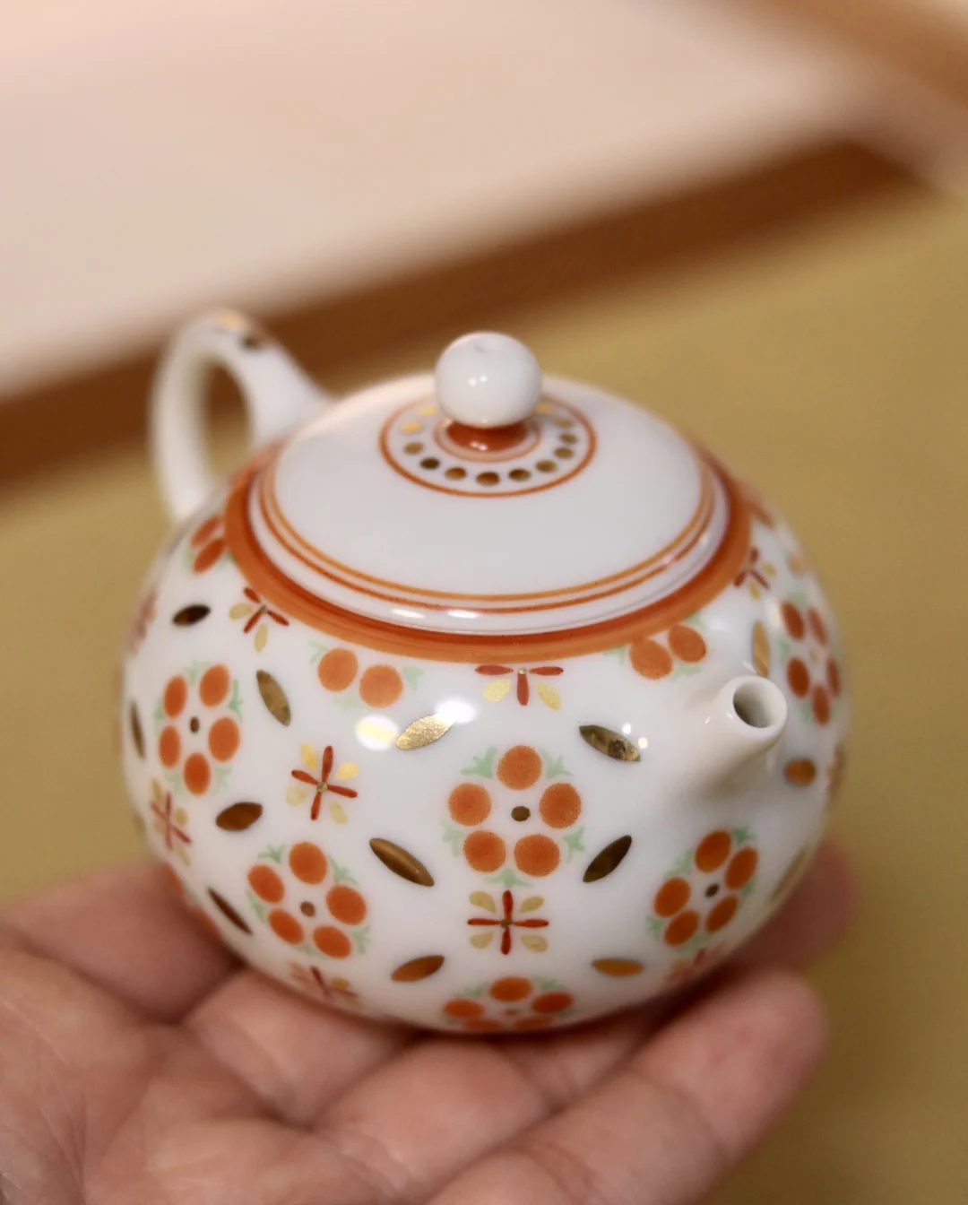新品上架｜一把80ml的迷你团花纹描金小壶～