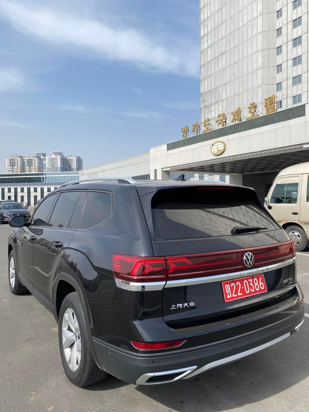 朝鲜大街上竟然有理想的车，哈佛、大众、宇通都车能在街上看到。谁认识这字，挂红牌是