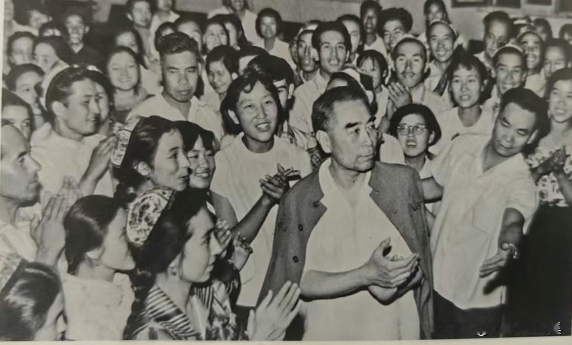 【周总理历史上的今天——7月1日】
1965年7月1日，周恩来总理抵达和田，与各