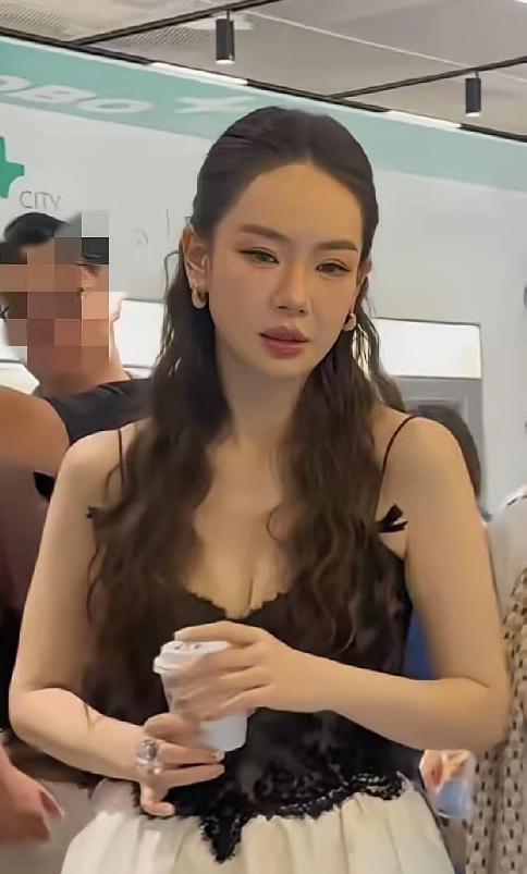 李承铉对戚薇的喜欢，是难以言表的。

有人和老公聊起，搞不懂长相大众的戚薇，凭啥