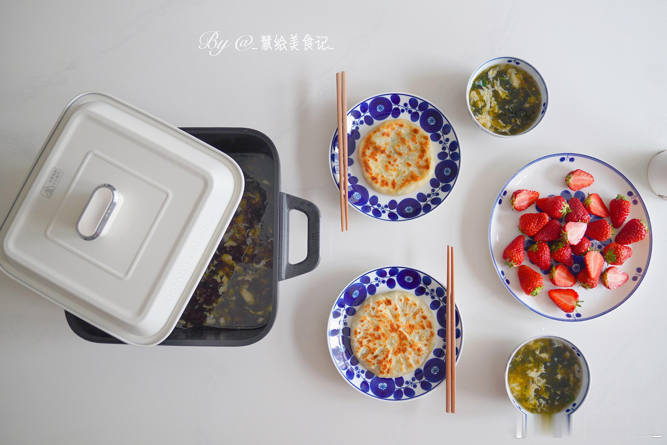 早午餐韭菜肉馅饼、紫菜蛋花汤、草莓~  ​​​