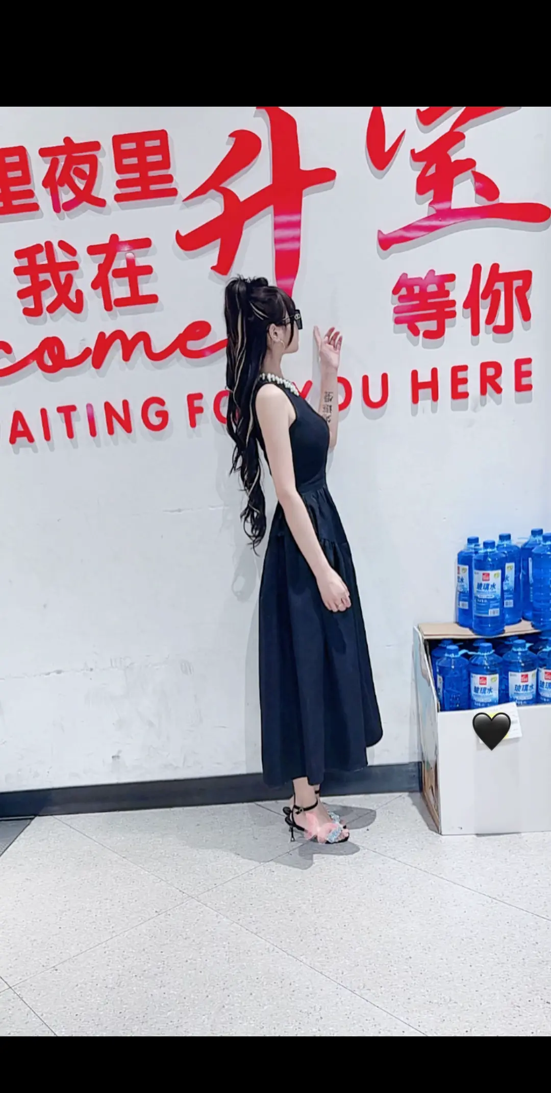 日子怎么可能跟谁过都一样，有人看你哭，会先哄你，而有人看你哭，还要先跟...