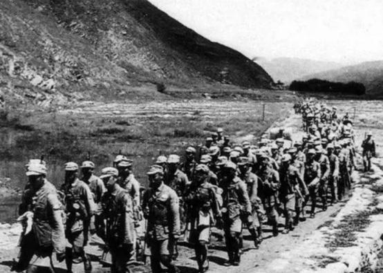 [下雨]1934年，3000名红军被十倍于己的敌人包围，战士们写下血书，准备慷慨