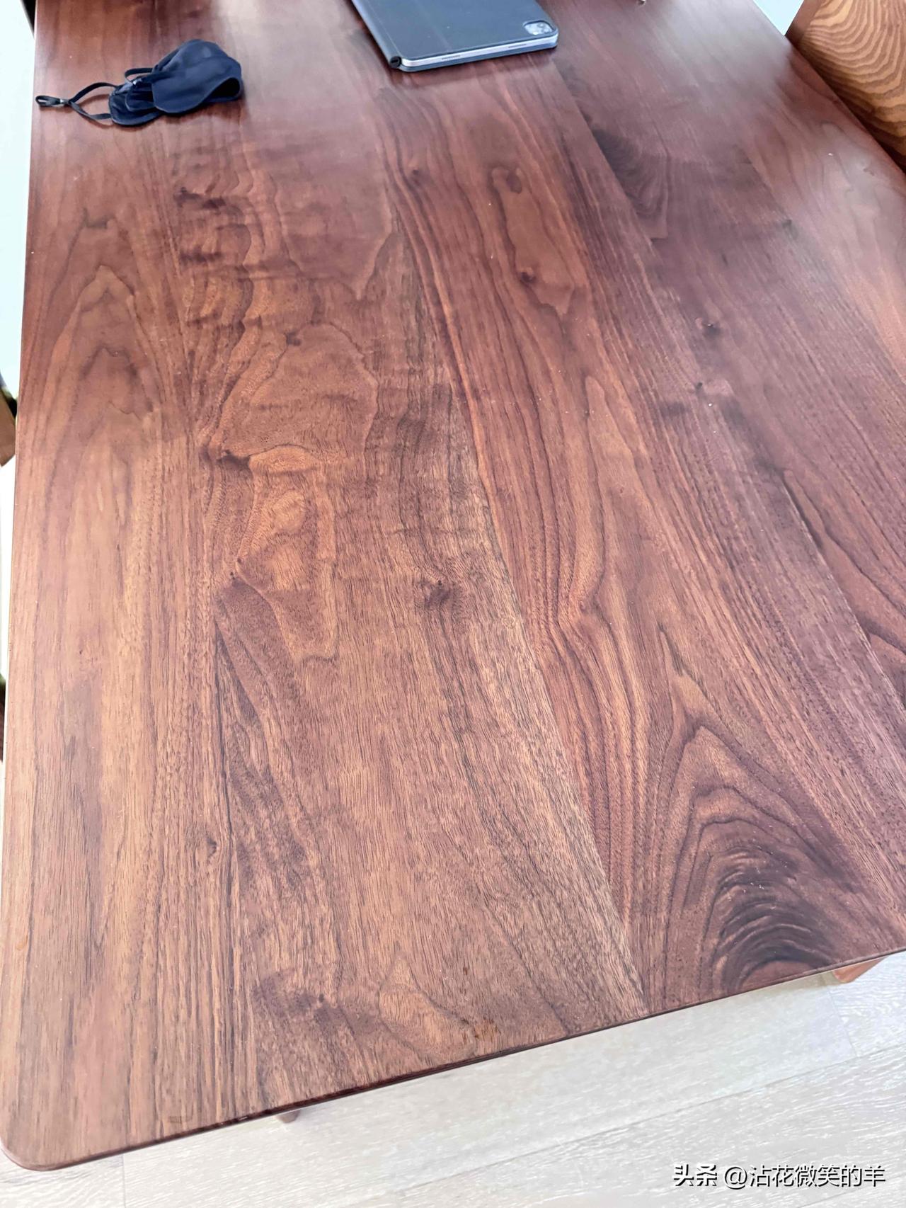 餐桌上蒙着的塑料玻璃桌布，今天被我扯掉了，现在手摸桌面，温润又舒适。

餐桌最早