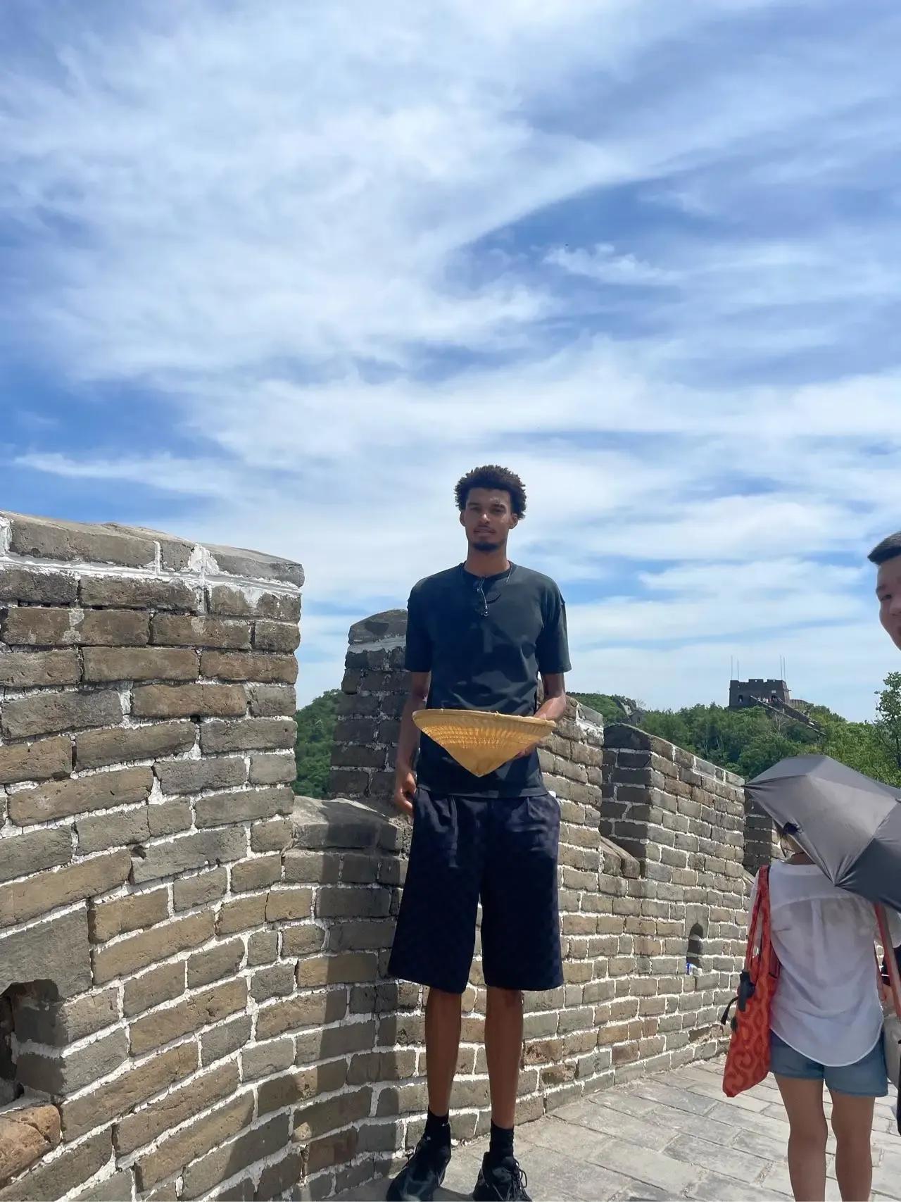 喜欢中国，NBA新星马刺状元核心文班亚马畅游长城！6月5日文班亚马发自拍视频更新