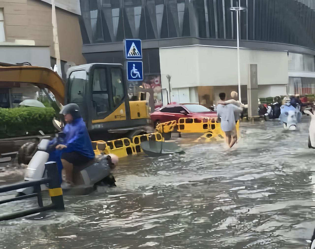 8月4日央视新闻发布一段暖心视频海口暴雨街头一名战士徒手抱起被困积水中的老人短短