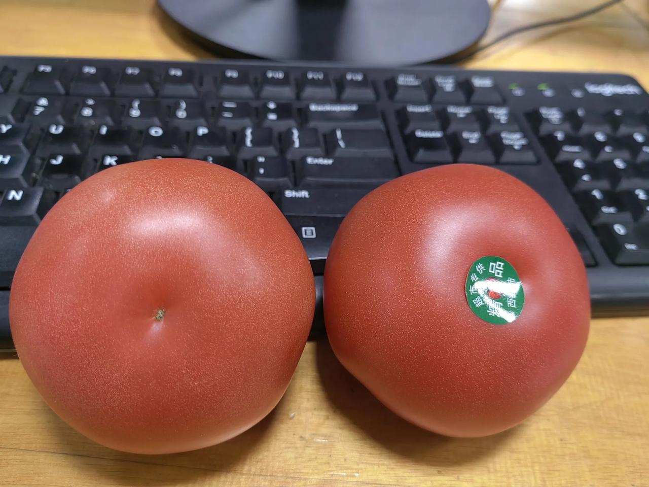 管住嘴迈开腿才能减肥成功，我同事比我长得高，还比我轻五斤，她现在还要减肥，我必须