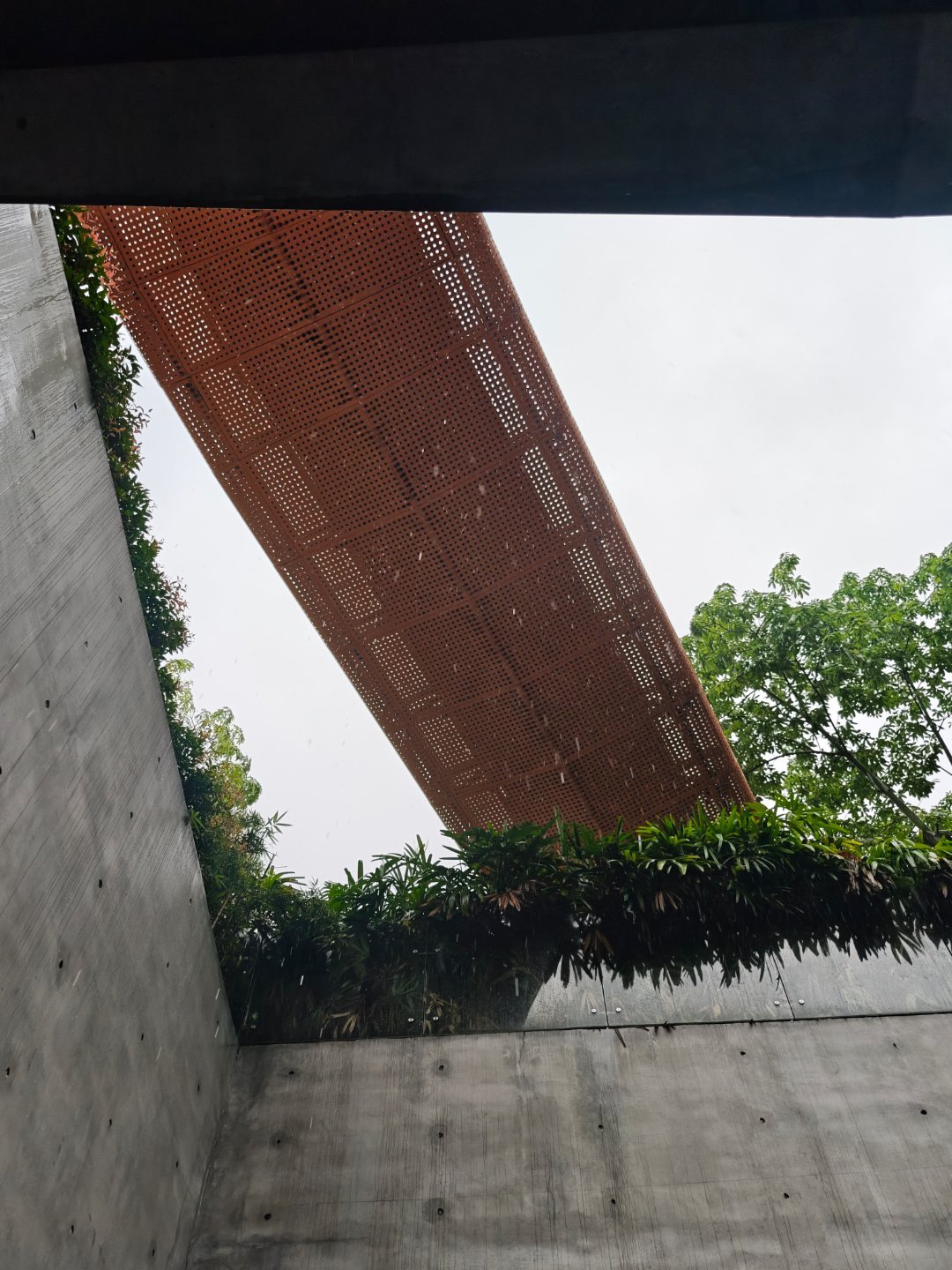 好久没见到深圳气象局发出红色暴雨了....深圳市分区暴雨红色预警信号生效中