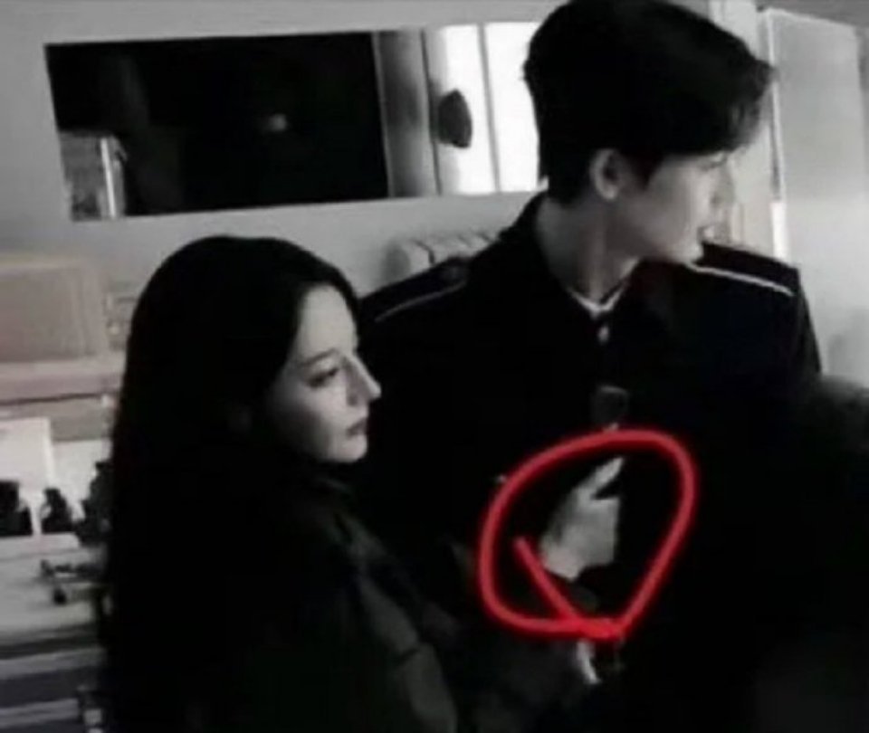 迪丽热巴的手都伸到张凌赫衣服里面了[允悲] ​​​