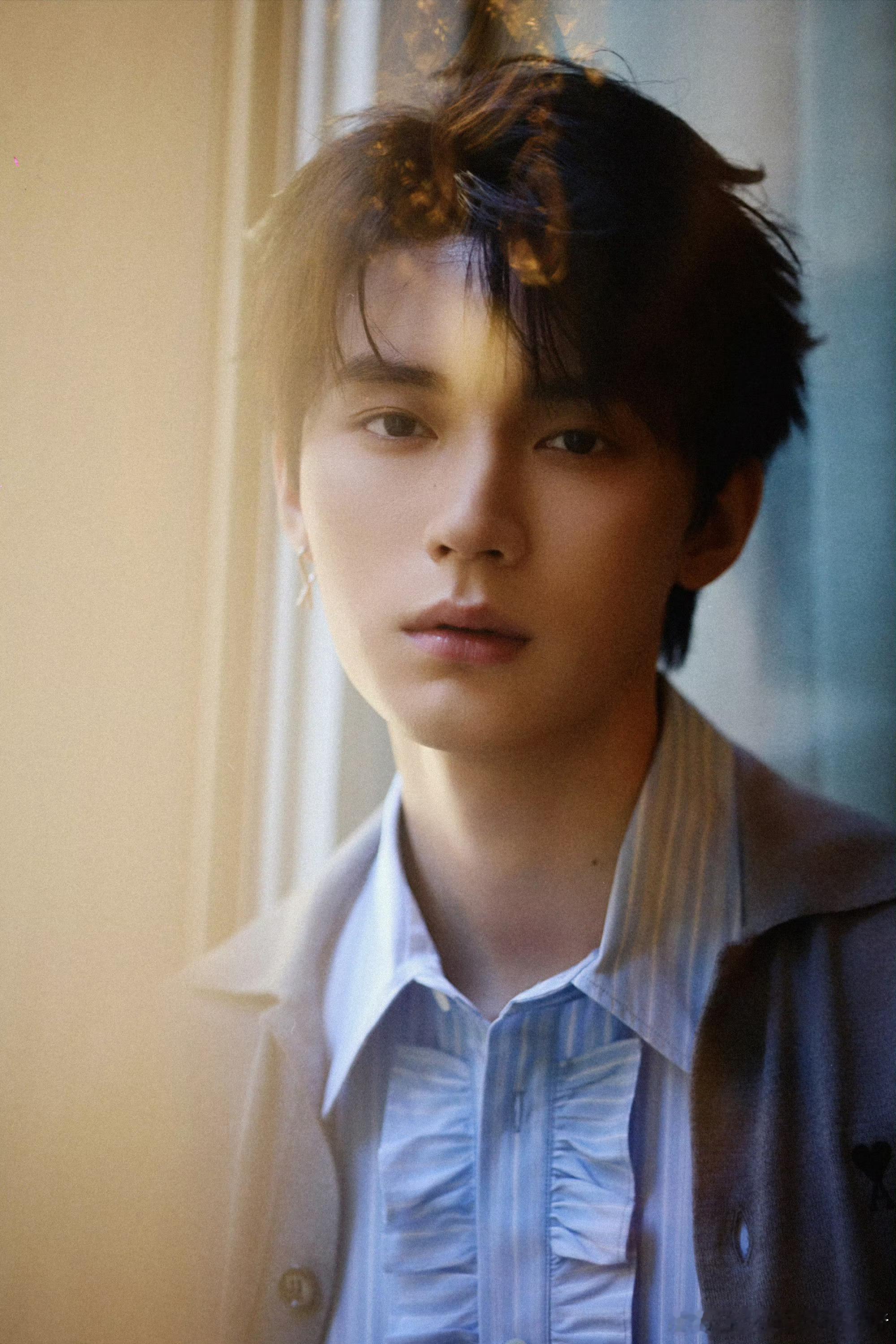 周翊然巴黎街拍新图，阳光少年