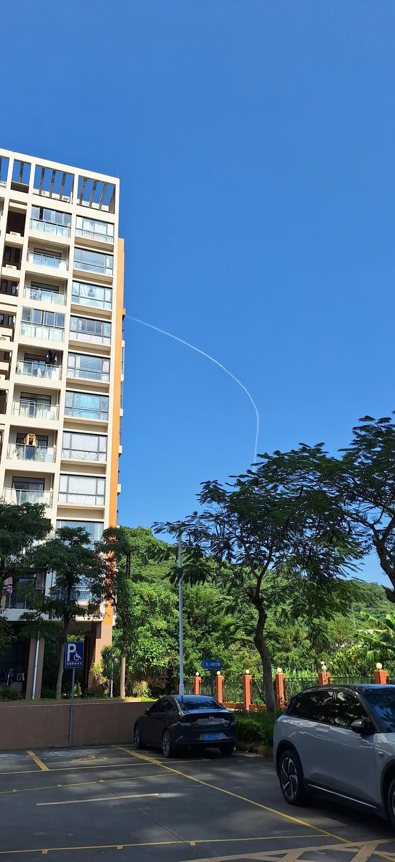 蓝蓝的天上，白云一道杠