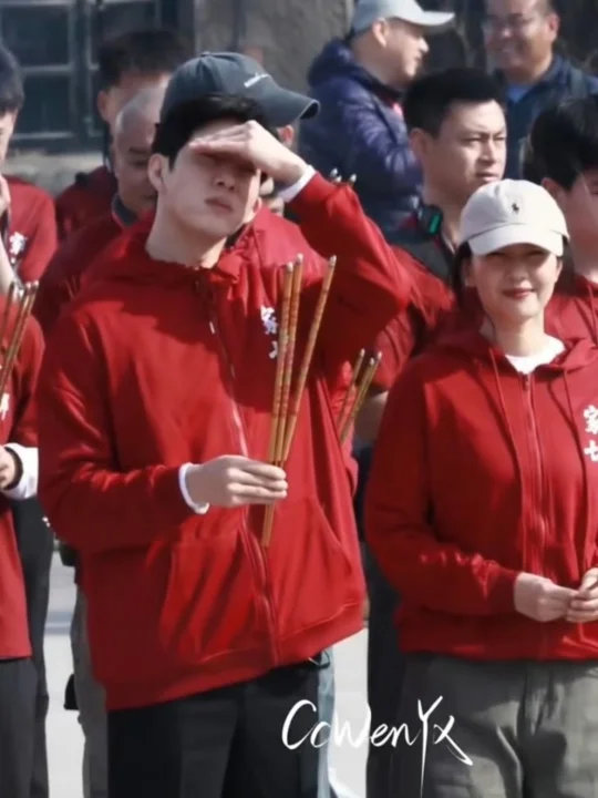 井柏然高圆圆同框井柏然高圆圆同框啦！《家有七郎》开机路透~是我喜欢的年代剧，期待