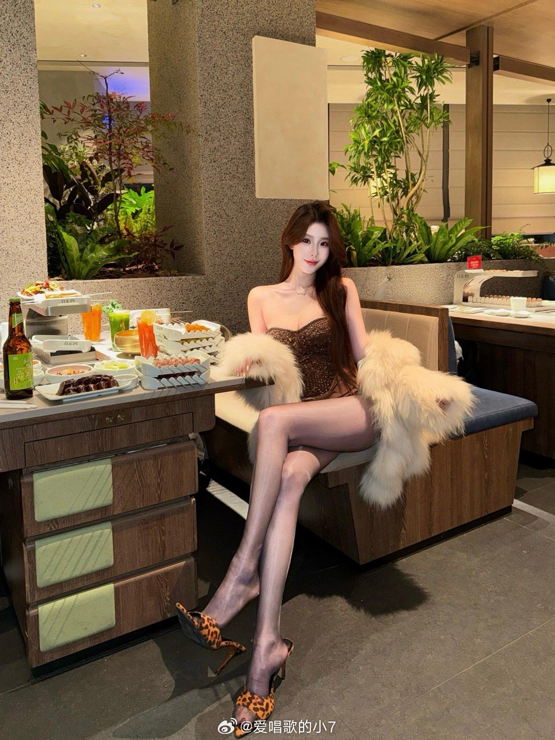 豹一丝阿又馋到你和好久没见的姐妹约会～香香烤串我来咯 