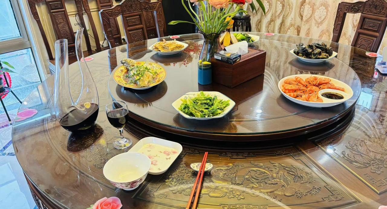 把情绪倒进酒杯，敬过往，也敬来日。一个人的小酌，是与自己的和解。