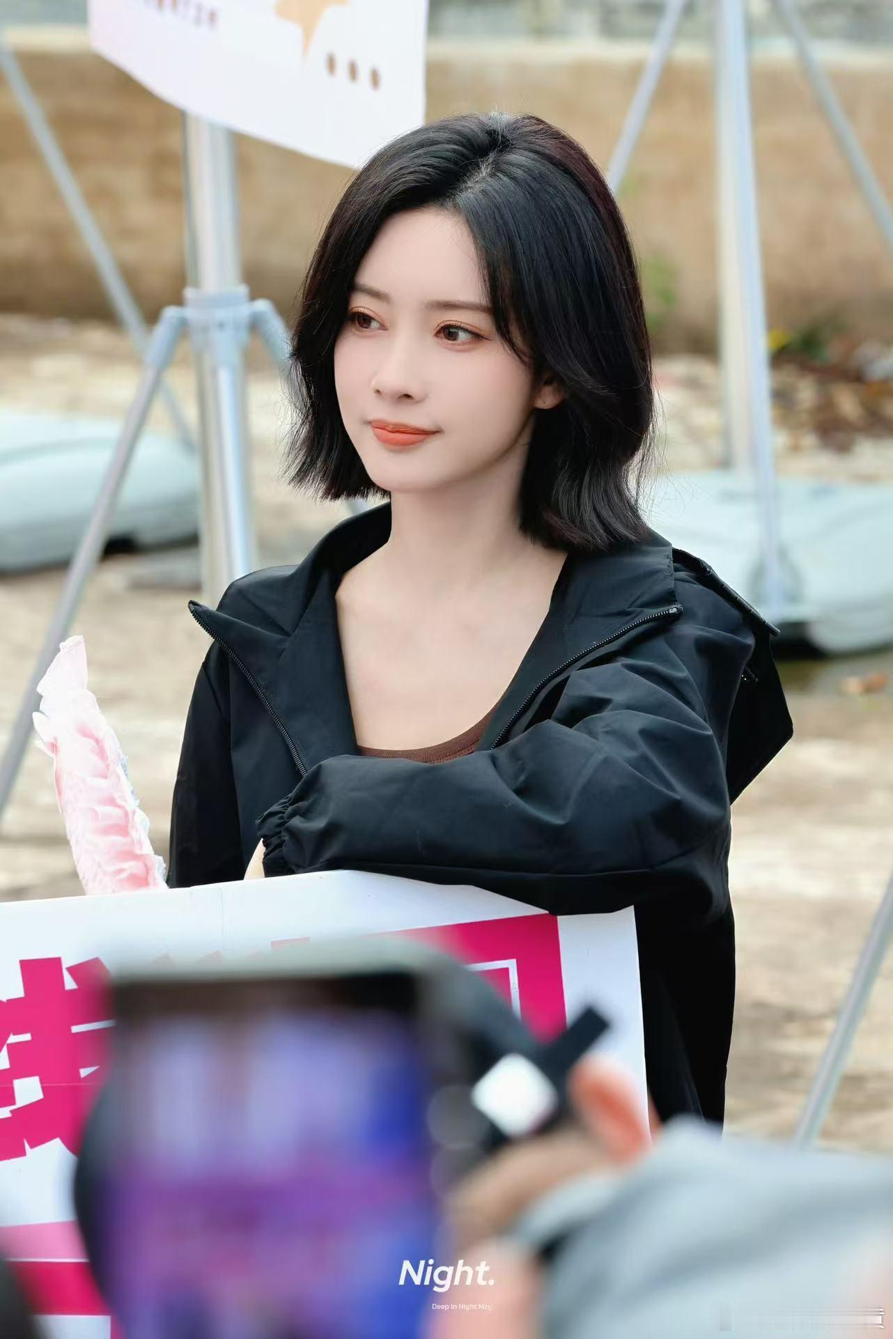 #孟子义剪了短发# 孟子义新剧路透造型真的好美呀，短发也能美出一种新的个性和态度