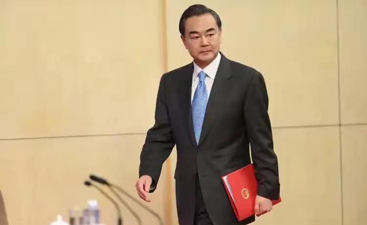 别再做只懂单向付出的老好人了！那些一边来谈合作要支持、转头就向霸权低头表忠心的势