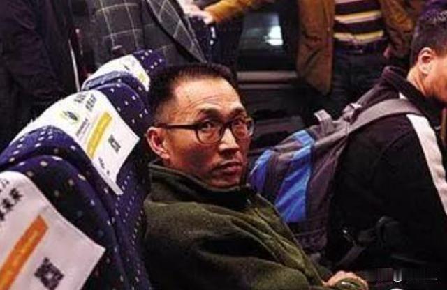 1995年，广东一男子杀死银行运钞员，劫走现金1500万后逃离了现场。此后他隐姓