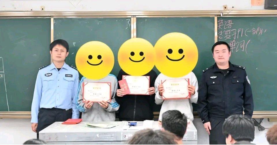现在的学生真是太牛了！4月初在江西宜黄，几名学生放学路过河段，看到一个男子走路摇