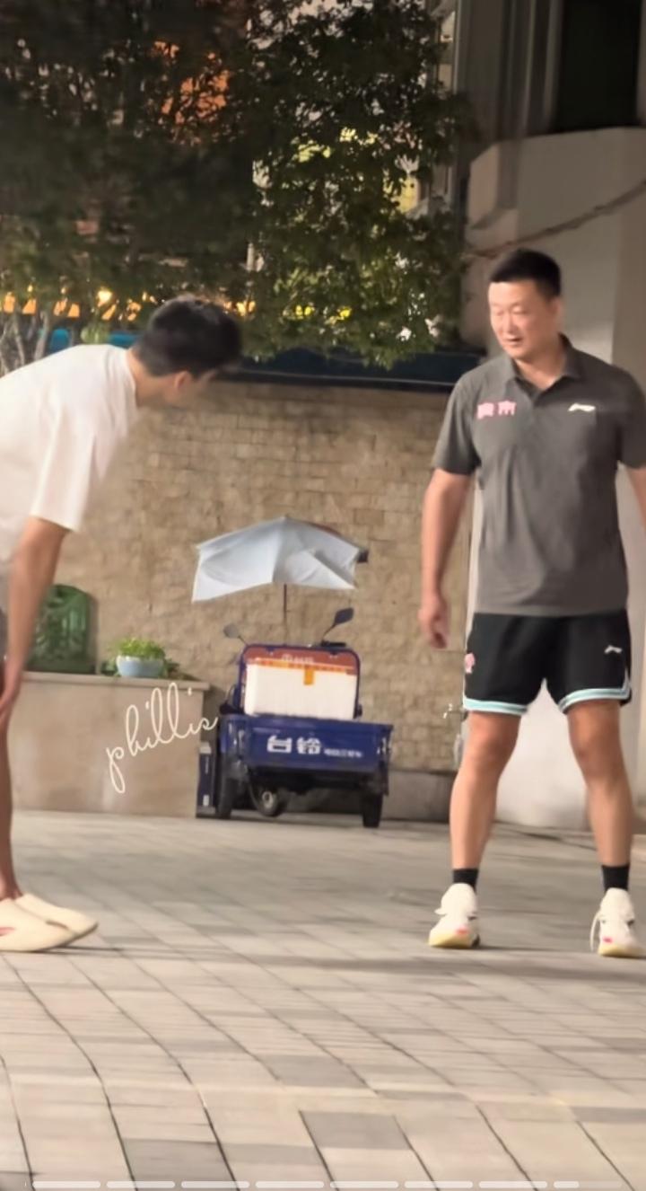 昨天，广东宏远未来的新星陈家政，在俱乐部宿舍庭院一瘸一拐的走路，听说在训练的过程