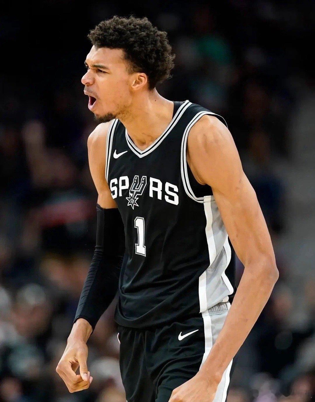 文班亚马超越罗宾逊成历史第一！马刺文班亚马在自己NBA职业生涯的第100场比赛中