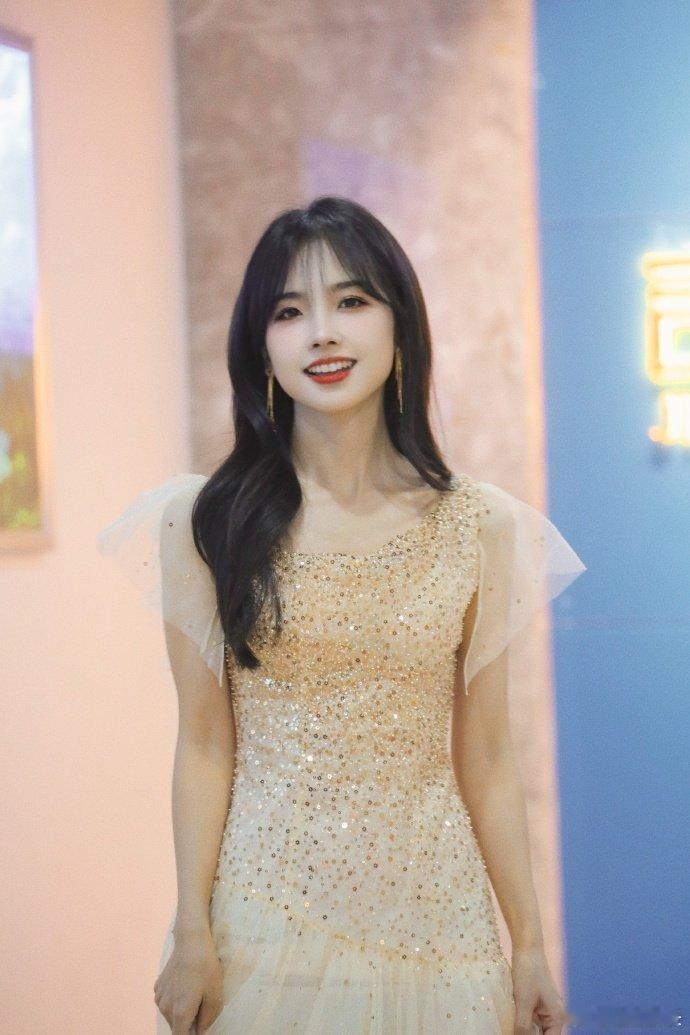 王冰冰带着明媚的笑容回来了 看到王冰冰笑着出现在屏幕上，瞬间就被那份明朗感染了。